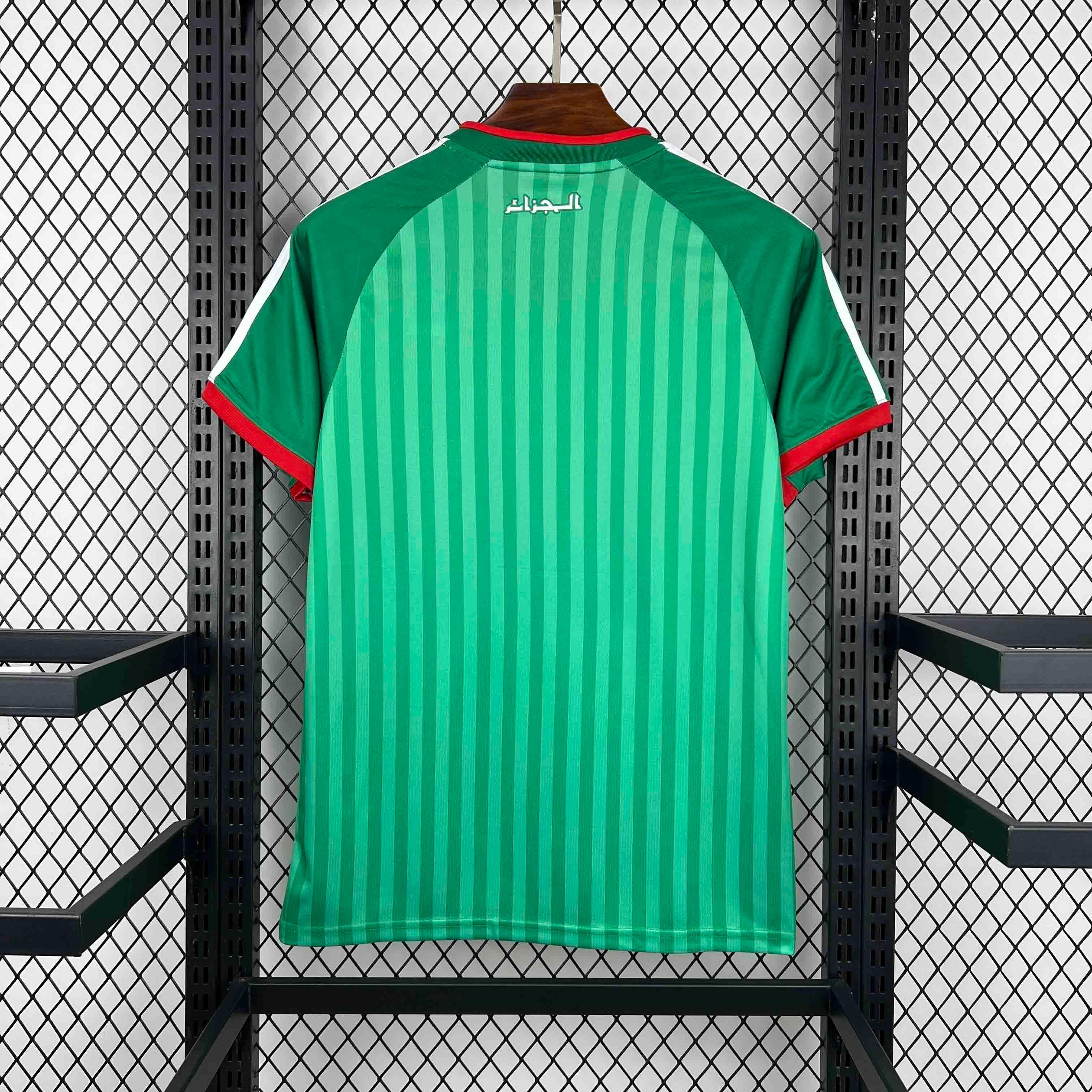 Maillot extérieur de l'Algérie pour la Coupe du Monde 2026, marque Le 12 -ème Maillot, vue du devant avec logo et design national