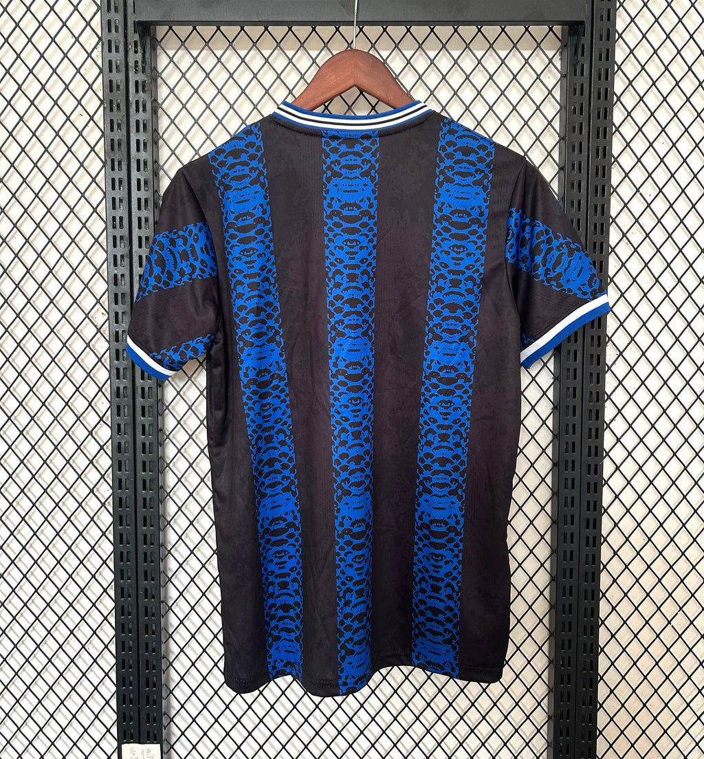 Maillot de football Inter Milan 24/25 Spécial Serpent de la marque Le 12 -ème Maillot, vue de face avec motif serpent.