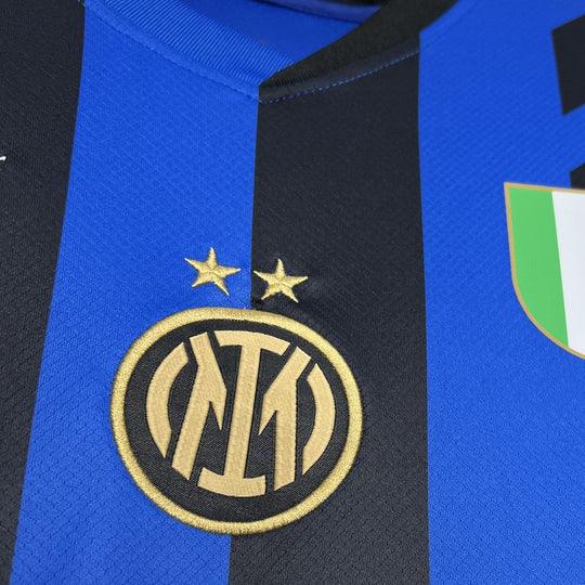 Maillot domicile de l'Inter Milan 2024/25, maillot de football bleu avec détails noirs et logo du club.