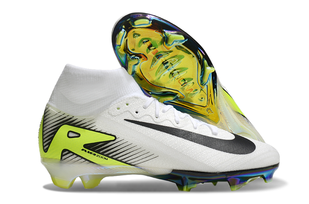 Crampons Mercurial Vapor XV Elite de Le 12 -ème Maillot, montrant la semelle avec pointes en acier pour football.
