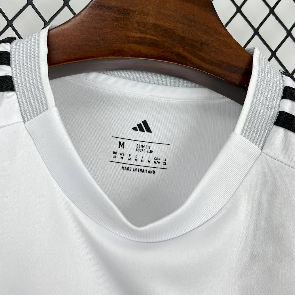 Maillot sans manches Real Madrid 2025-26 Le 12-ème Maillot, maillot de football blanc avec logo et détails du club.