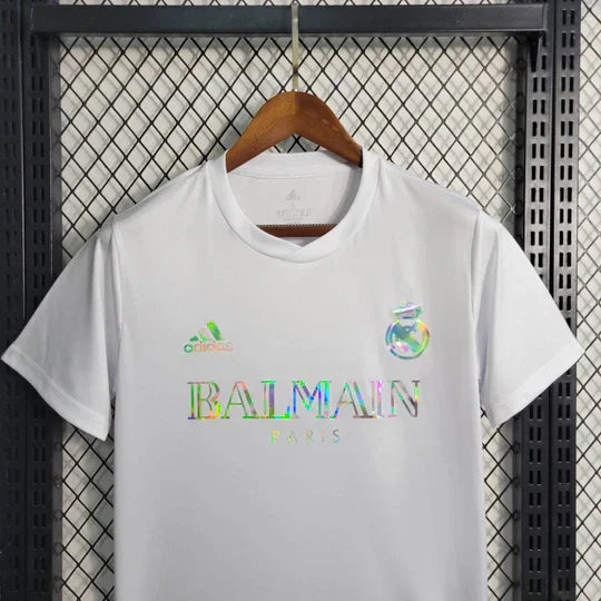 Maillot Real Madrid foot Balmain blanc 2023 2024, maillot de football Le 12 -ème Maillot, vue du devant avec logo et détails.