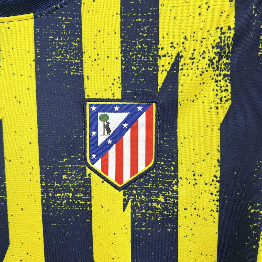 Maillot d'entraînement à manches longues de l'Atlético Madrid 2025-26, marque Le 12-ème Maillot, vue de face.