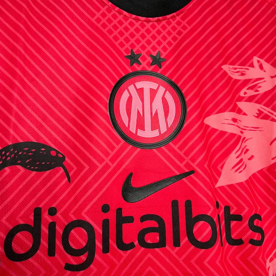 Maillot Inter Milan édition peau de serpent Le 12, maillot spécial 2024-2025, avec logo et design serpent sur le devant.
