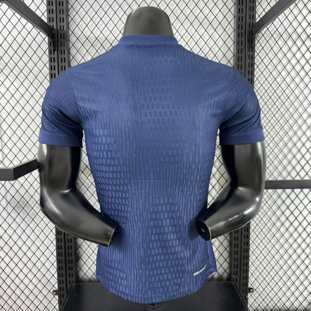 Maillot domicile PSG 25/26 de joueur, marque Le 12 -ème Maillot, en tissu bleu avec logo et détails du club.