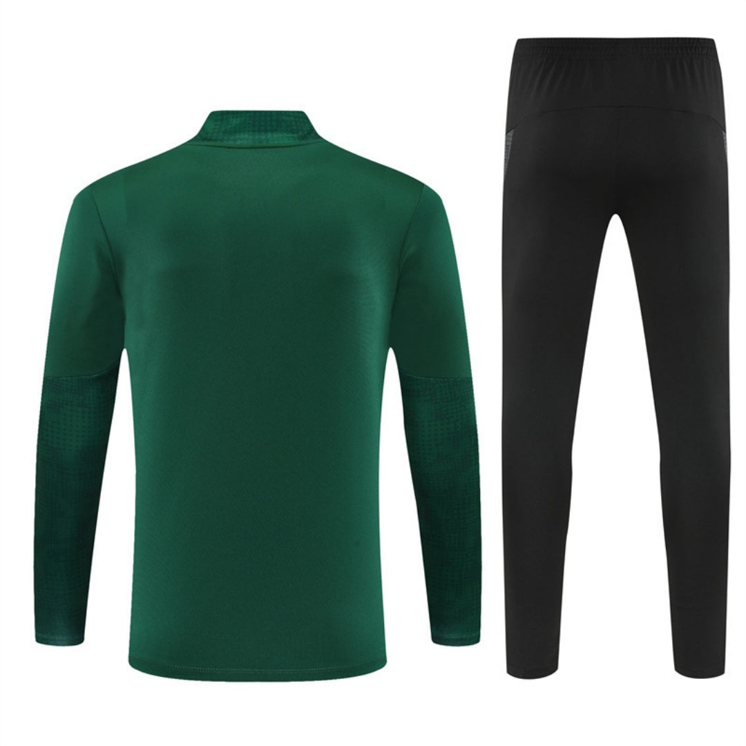Ensemble de maillot vert AC Milan Le 12 -ème Maillot taille 25/26, logo et détails du club visibles.