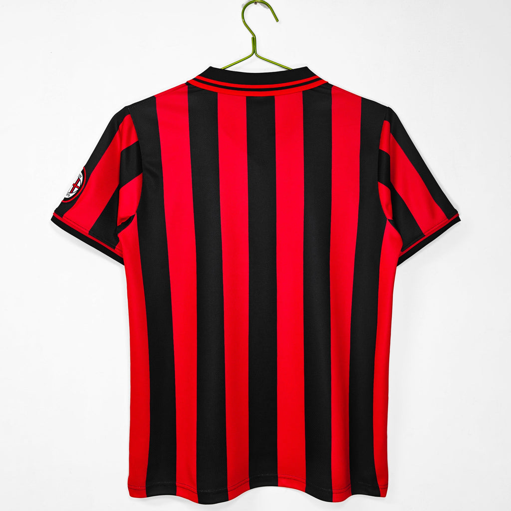 Maillot domicile rétro de 1996-1997 de l'AC Milan, marque Le 12ème Maillot, vue de face avec logo et détails du maillot.
