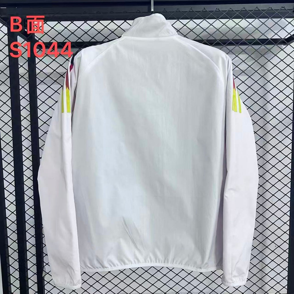 Veste coupe-vent réversible Le 12 -ème Maillot Allemagne, tissu léger et imperméable, portée sur un mannequin.