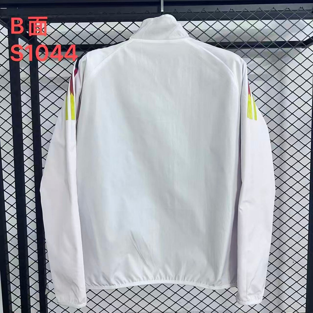 Veste coupe-vent réversible Le 12 -ème Maillot Allemagne, tissu léger et imperméable, portée sur un mannequin.