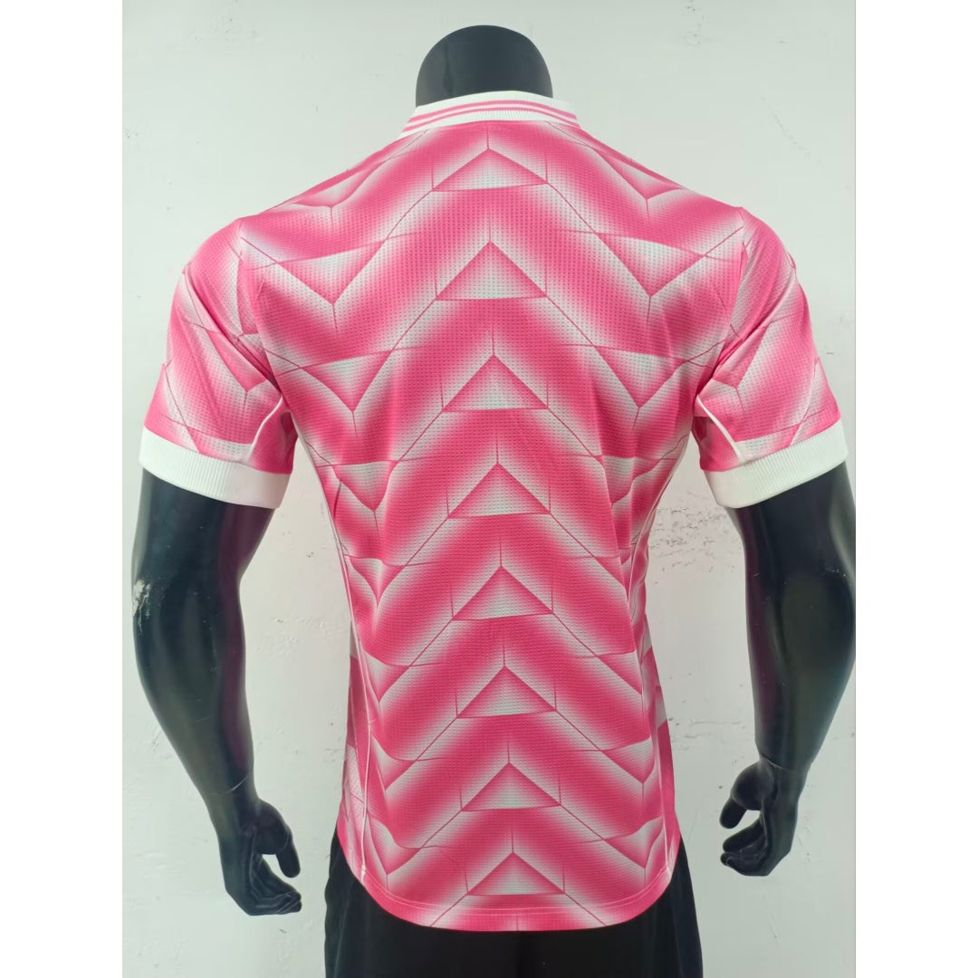 Maillot Real Madrid 25/26, maillot de joueur spécial rose A, par Le 12 -ème Maillot, vue du devant avec logo et détails.