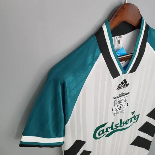 Maillot rétro Liverpool 06/07 de la marque Le 12 -ème Maillot, vue de face avec logo et détails du design vintage.