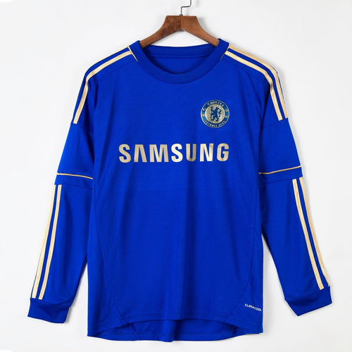Maillot domicile rétro de Chelsea 2012-2013 à manches longues, par Le 12 -ème Maillot, vue de face avec logo et détails traditionnels