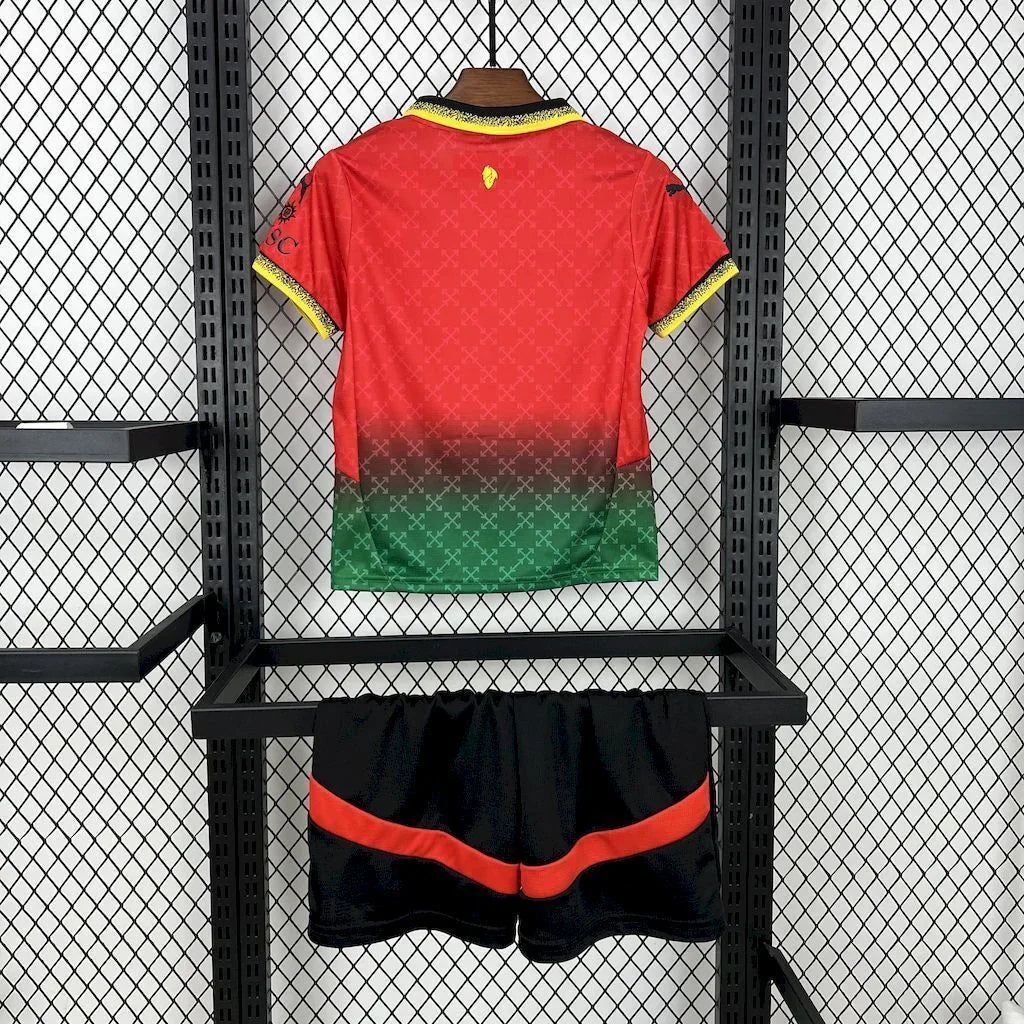 Maillot enfant AC Milan concept 2025-26, jersey bleu avec logo et détails du kit officiel Le 12 -ème Maillot.