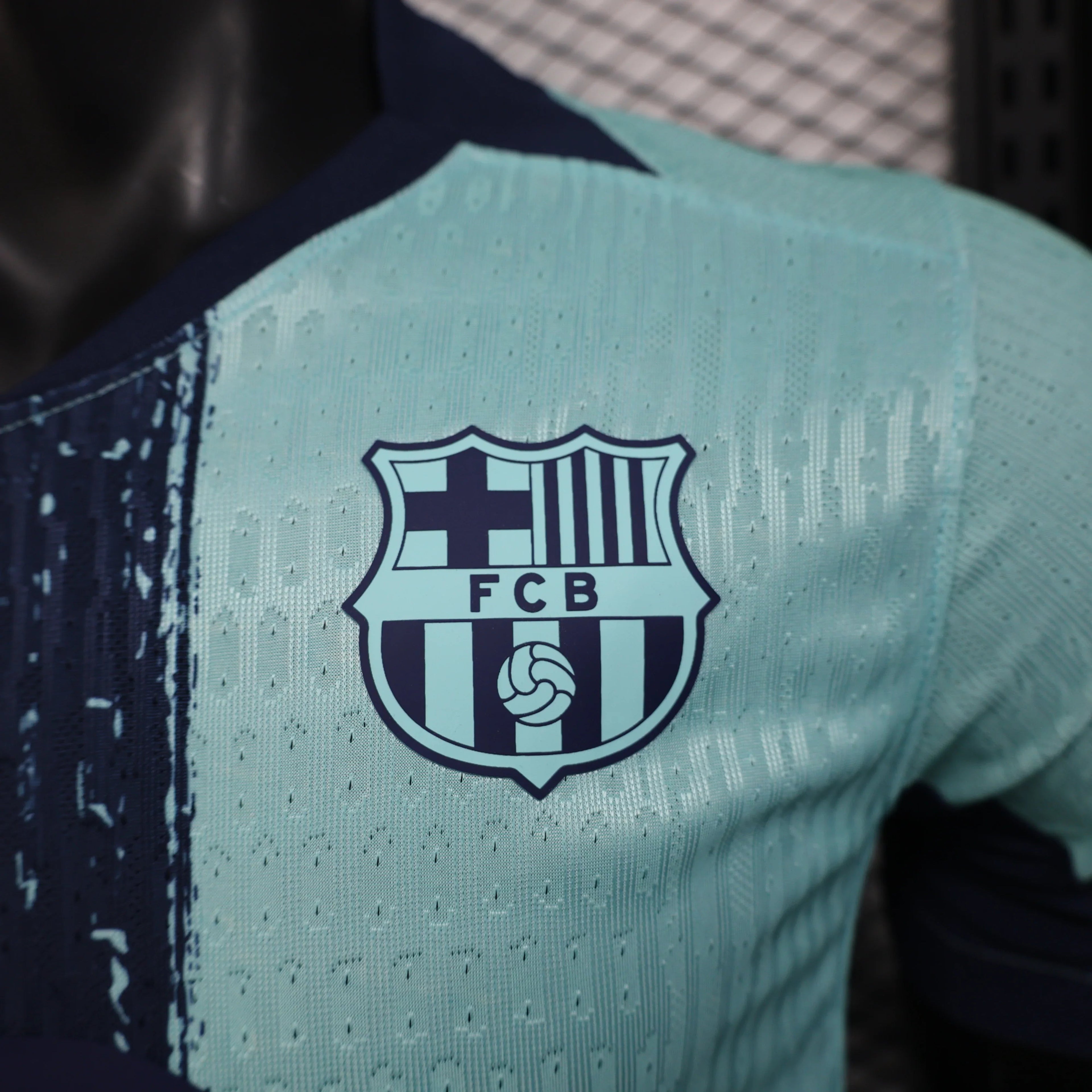 Maillot FC Barcelone Concept 2025 de Le 12 –ème Maillot, devant avec le logo du club et design moderne bleu et grenat.