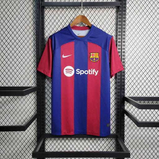 Maillot domicile FC Barcelone 2023-2024 Le 12 -ème Maillot, vue front avec logo et design traditionnel blaugrana.