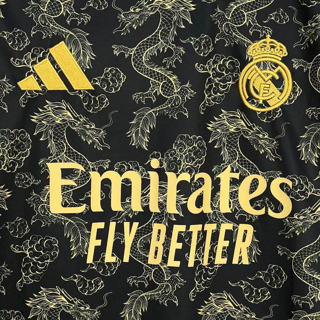 Maillot concept Real Madrid 2025-26, Maillot Le 12 -ème Maillot, devant avec logo et design moderne, vue rapprochée.