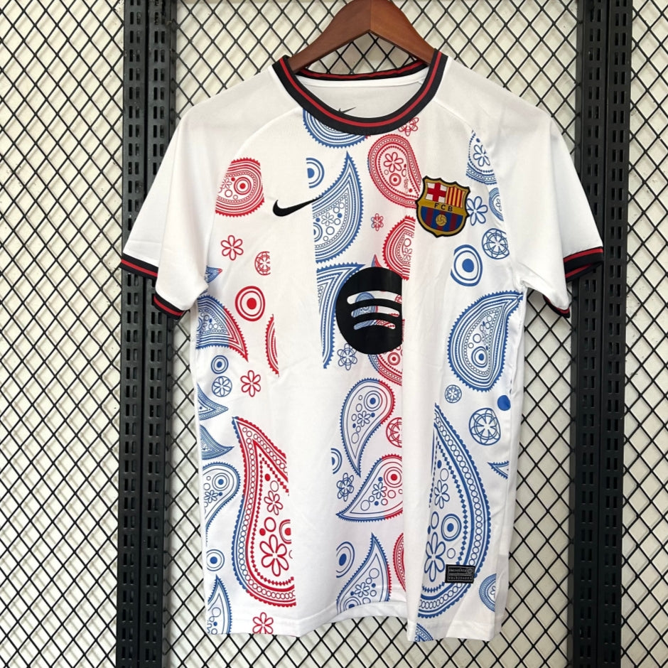 Maillot de football Barcelone 24/25, modèle spécial, par la marque Le 12 -ème Maillot, vue de face avec logo et détails colorés