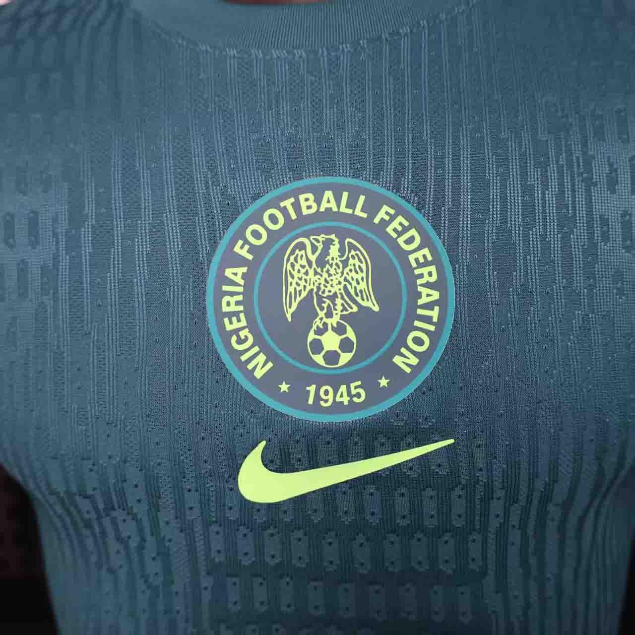 Maillot Nigeria concept 2025 de Le 12 -ème Maillot, vue de face avec logo et détails du design bleu vert et blanc.