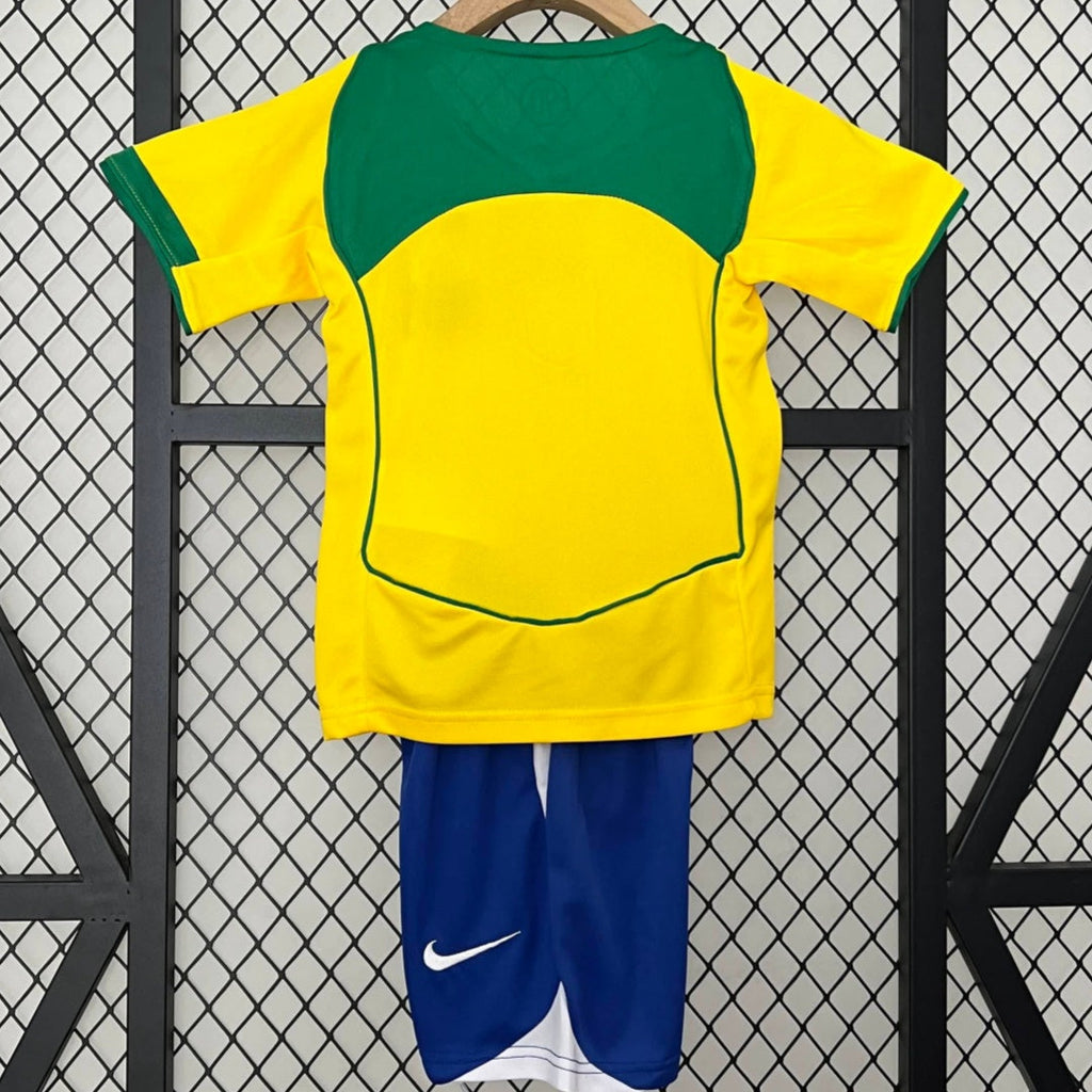 Ensemble enfant Brésil rétro 2004 de la marque Le 12 -ème Maillot, maillot et short colorés sur fond blanc.
