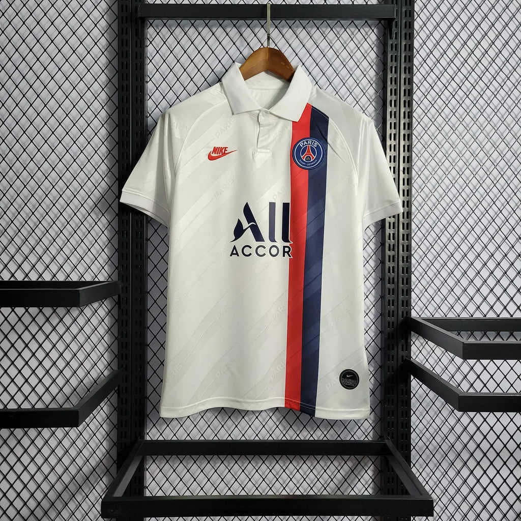 Maillot Paris Retro 2019 2020 de Le 12 -ème Maillot, maillot de football avec logo et design rétro visible sur le devant.