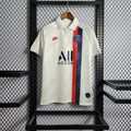 Maillot Paris Retro 2019 2020 de Le 12 -ème Maillot, maillot de football avec logo et design rétro visible sur le devant.