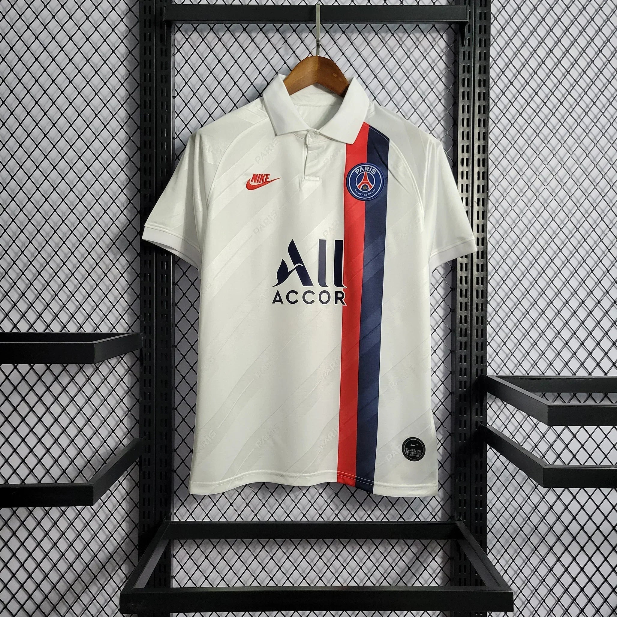 Maillot Paris Retro 2019 2020 de Le 12 -ème Maillot, maillot de football avec logo et design rétro visible sur le devant.