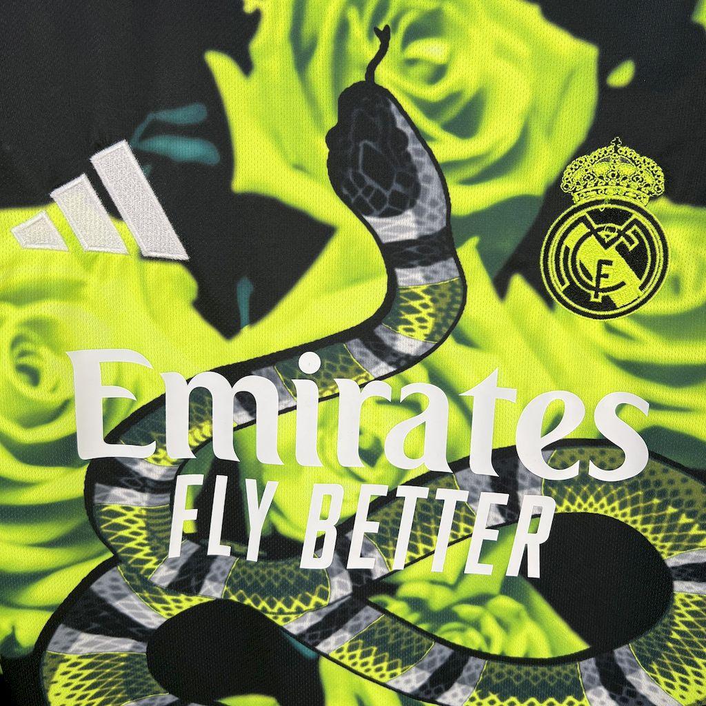 Maillot concept Real Madrid 2025-26, maillot de football Le 12 -ème Maillot, design moderne blanc avec logo du club.