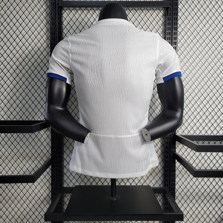 Maillot de football Angleterre 2023 2024 de la marque Le 12 -ème Maillot, vue de face avec le logo et les détails du design.