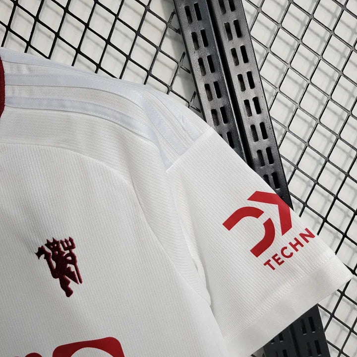 Maillot extérieur Manchester United 2023 2024 Le 12-ème Maillot, maillot de football avec logos et design officiel.