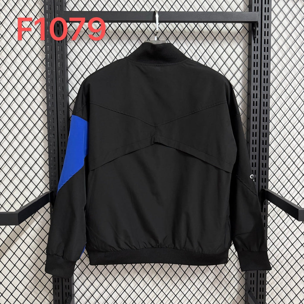 Veste coupe-vent réversible Chelsea noire de la marque Le 12 -ème Maillot, vue de face montrant le design double face et le logo.