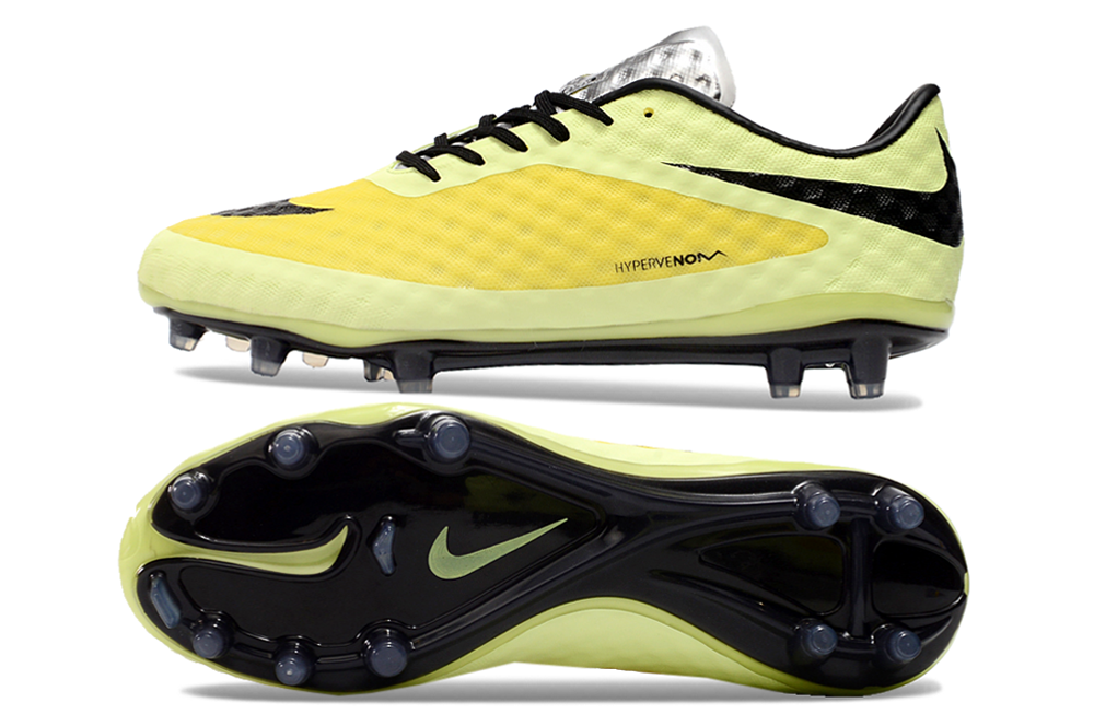 Crampons Hypervenom Élite de Le 12 -ème Maillot, fixation en acier avec pointes en acier pour football.