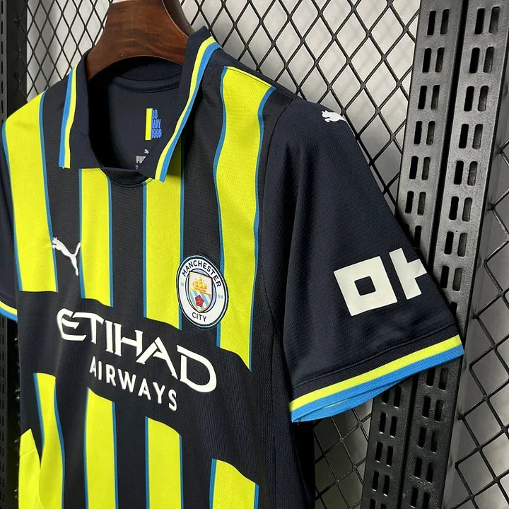 Maillot de football extérieur Manchester City 2024-2025 Le 12-ème Maillot, vue du haut avec logo et design moderne