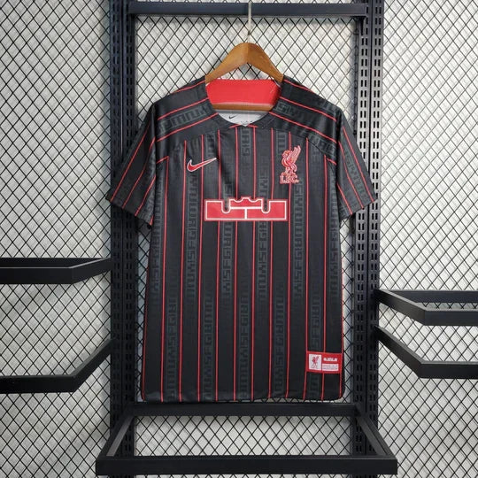 Maillot Liverpool LeBron James 2023, maillot de basketball en tissu bleu avec logo et numéros, porté par un joueur.
