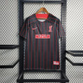 Maillot Liverpool LeBron James 2023, maillot de basketball en tissu bleu avec logo et numéros, porté par un joueur.