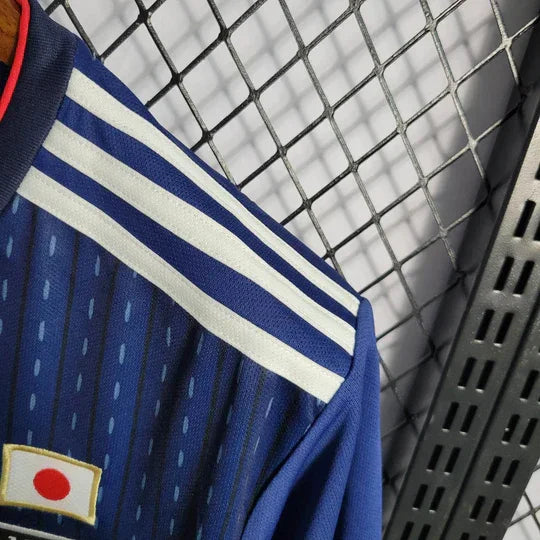 Maillot de football rétro Japon 2018 Le 12 -ème Maillot, vue de face avec logo et design traditionnel japonais.