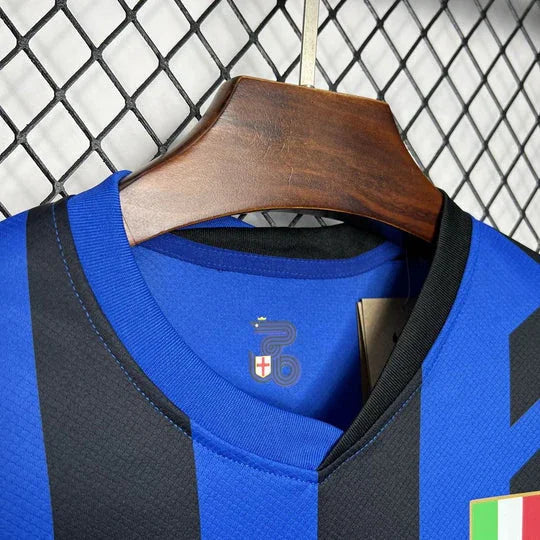 Maillot domicile de l'Inter Milan 2024/25, marque Le 12-ème Maillot, avec logo et design officiel visible sur le maillot.