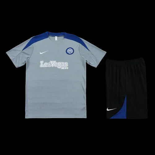 Ensemble Inter Milan de Le 12 -ème Maillot, maillot de football bleu et noir avec logo de l'équipe.