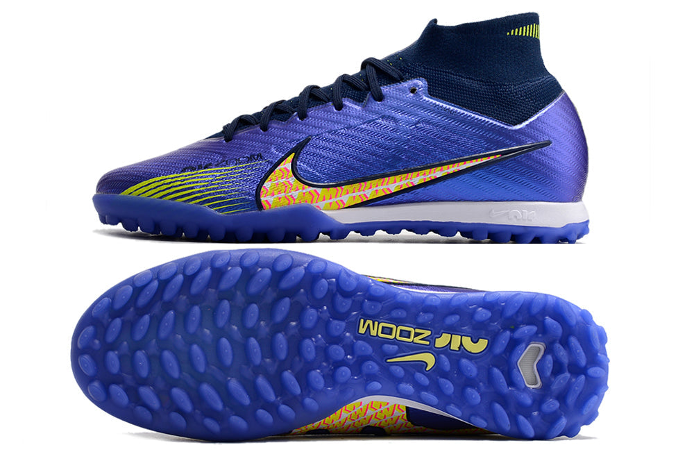 Crampons Mercurial Superfly IX Elite noirs avec semelles en métal, adaptés pour le football ou le sport en extérieur.