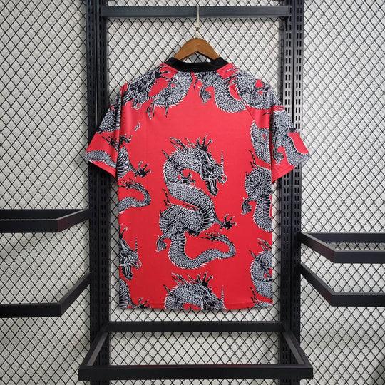 Maillot de football Manchester United rétro 2019-2020 Le 12-ème Maillot avec logo Japon et dragon, vue front sur le maillot.