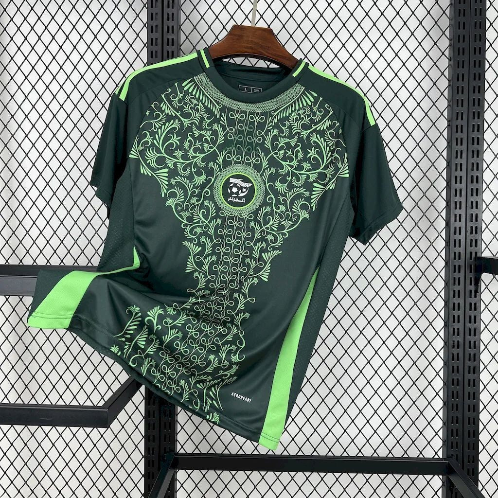 Maillot extérieur 2024/2025 de l'Algérie, marque Le 12-ème Maillot, avec les couleurs et le logo de l'équipe nationale.