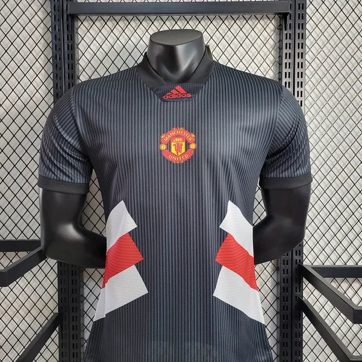 Maillot Manchester United Le 12 -ème 2023 2024, maillot de football rouge avec logo du club et détails de la saison.