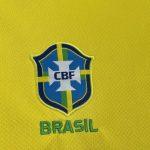 Maillot domicile féminin Brésil 2025 de Le 12 -ème Maillot, vue arrière avec logo et motifs verts et jaunes.