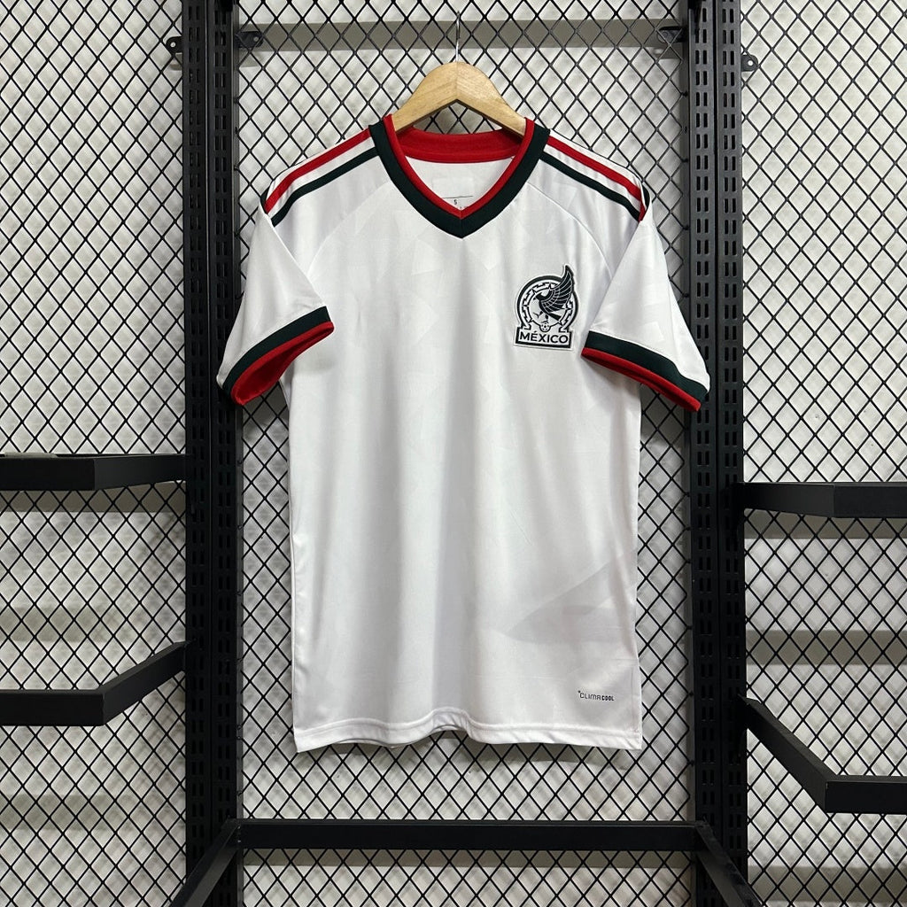Maillot extérieur Mexique 25/26 de Le 12, maillot de football avec logo et motifs colorés, vue frontale.