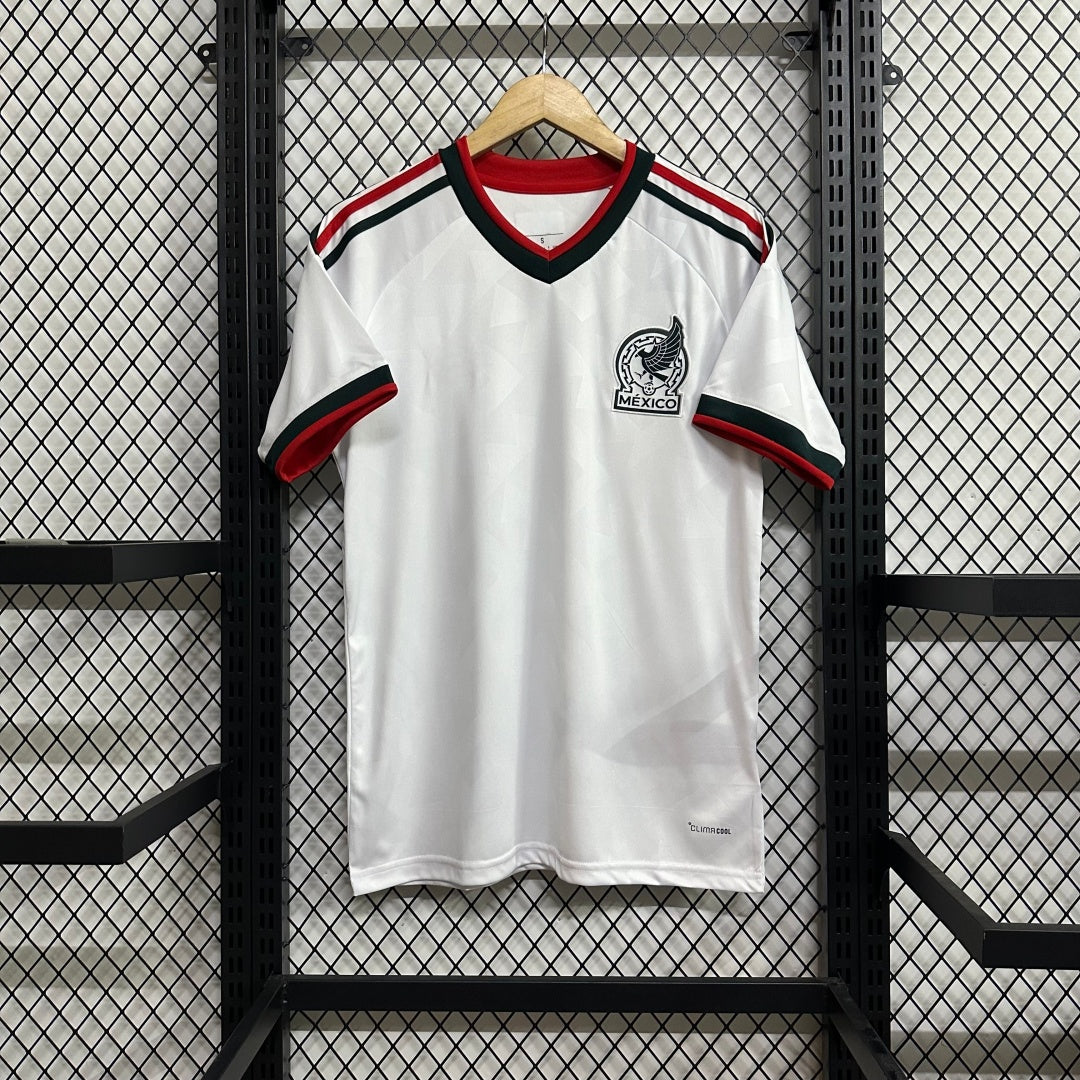 Maillot extérieur Mexique 25/26 de Le 12, maillot de football avec logo et motifs colorés, vue frontale.