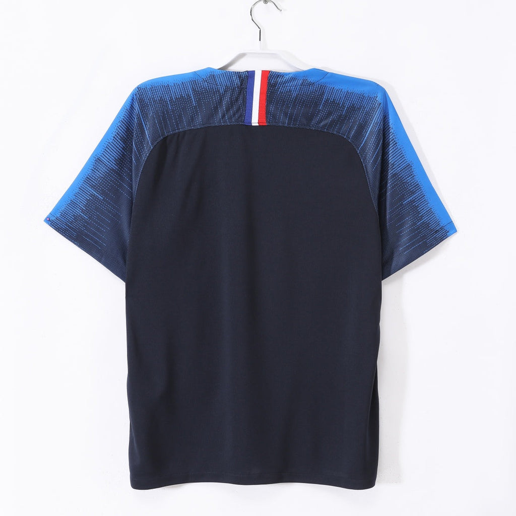 Maillot rétro domicile de l'équipe de France 2018, marque Le 12 -ème Maillot, avec les couleurs et le logo nationaux.