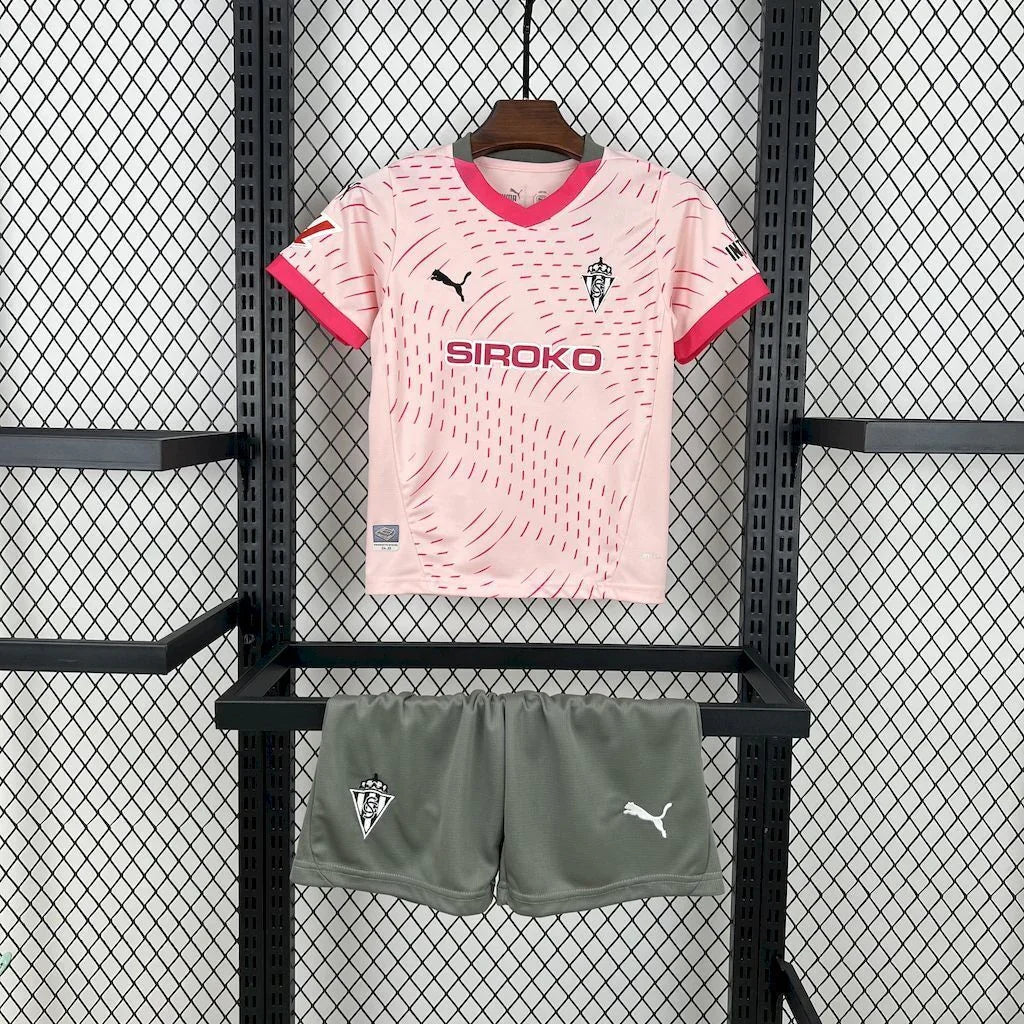 Enfant portant le kit Sporting Concept 2024-25 de Le 12 -ème Maillot, maillot et short de sport colorés et modernes.