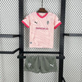 Enfant portant le kit Sporting Concept 2024-25 de Le 12 -ème Maillot, maillot et short de sport colorés et modernes.