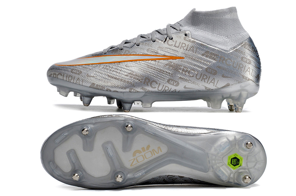 Crampons Mercurial Superfly IX Elite de Le 12 -ème Maillot, vue des studs et de la semelle pour football.