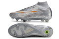 Crampons Mercurial Superfly IX Elite de Le 12 -ème Maillot, vue des studs et de la semelle pour football.