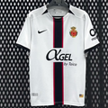 Maillot 25/26 Mallorca Extérieur Le 12 -ème Maillot, tissu léger avec motifs colorés, vue front de la tenue de football.